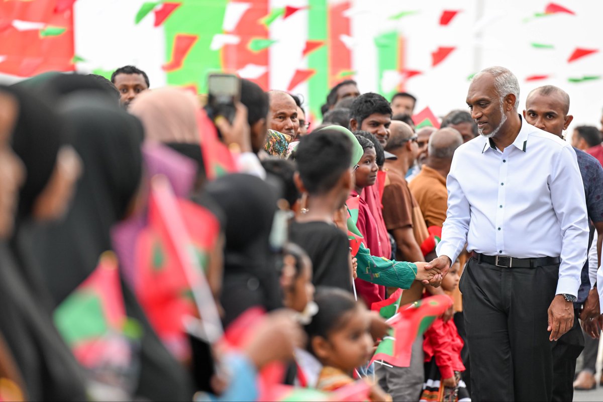 President Dr <a href="/MMuizzu/">Dr Mohamed Muizzu</a> arrives in Sh. Funadhoo today and was warmly received by residents. The visit focused on engaging with the community and discussing development initiatives. 

#RayyithunGaathah #ShaviyaniAtollVisit