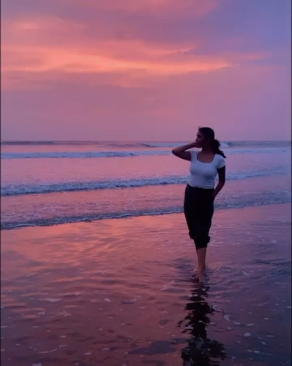 Waves kiss my feet, the sky steals my heart ❤️
