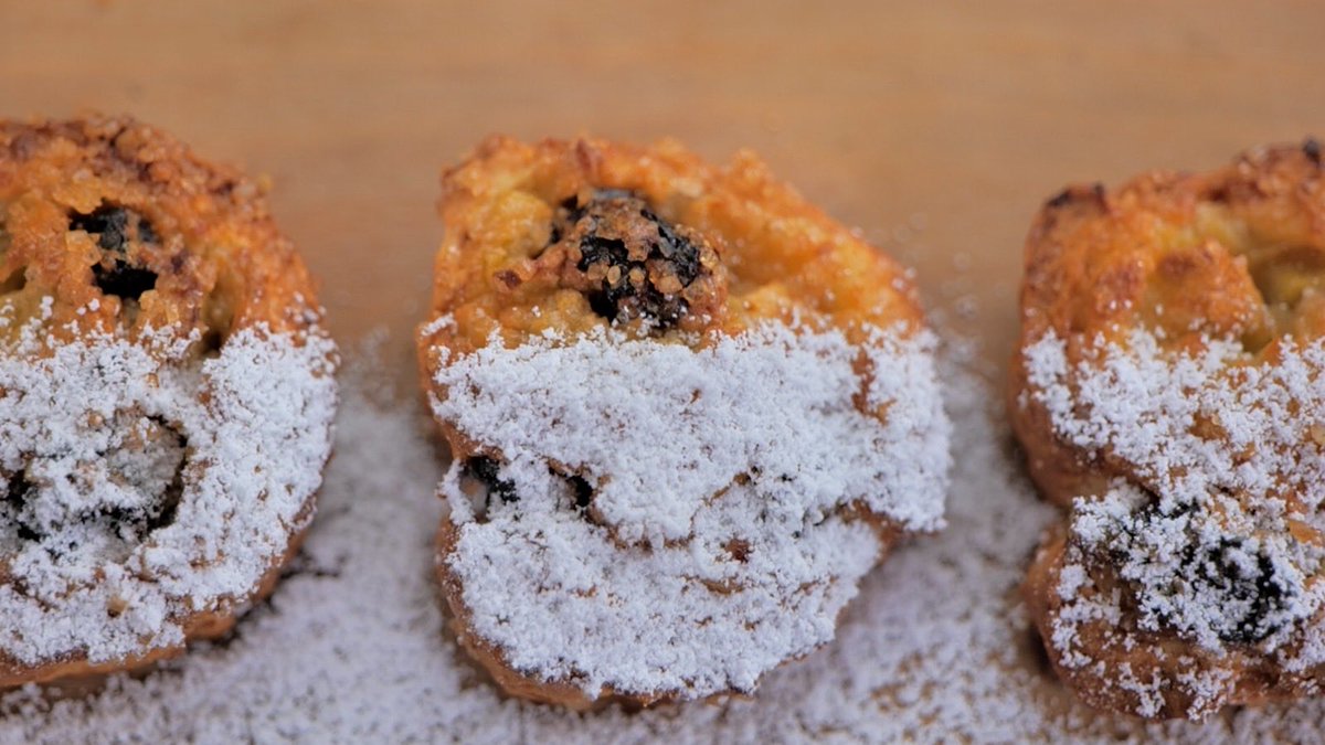 MiquelCalent's tweet image. Avui a #FrediCalentIB3 llenties de sa Padrina Calenta, cuixes de pollastre farcides de sípia, khinkali georgià, picadillo cubano, sípia amb sobrassada, caragoles de crema panses i gíngols…🍎🥯🍳🍔🐟🥩🍲🧁🍪👨‍🍳🎊🎉