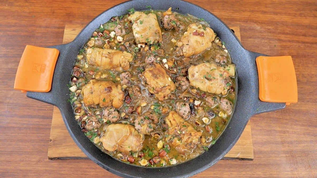 MiquelCalent's tweet image. Avui a #FrediCalentIB3 llenties de sa Padrina Calenta, cuixes de pollastre farcides de sípia, khinkali georgià, picadillo cubano, sípia amb sobrassada, caragoles de crema panses i gíngols…🍎🥯🍳🍔🐟🥩🍲🧁🍪👨‍🍳🎊🎉