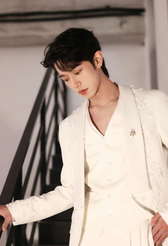 โทษนะกุนึกว่ามีแต่ในฟิคที่พระเอกไปนั่งเฝ้านายเอกที่กองถ่าย ที่สตู อันนี้ของจริงว่ะ ไอ้หม๋าเอ้ย😭 

#JiangHeng #LiPeiEn #JiangLi #奖励