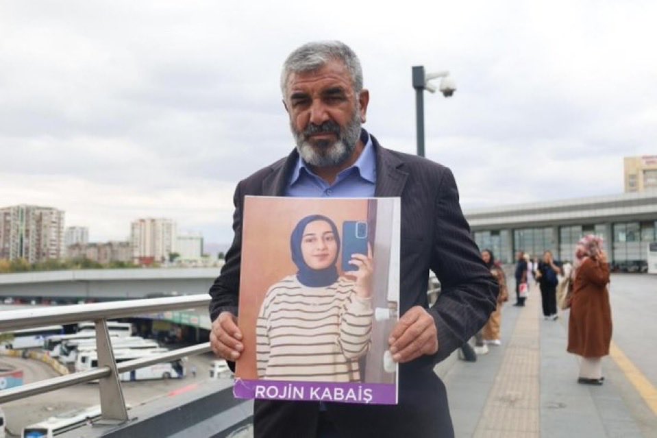 HVMHaber's tweet image. Rojin Kabaiş&apos;in babası: &quot;Gece eve gidince çocuklarımı üzmemek için odama geçip tek başıma ağlıyorum.

Benim içim yanıyor.&quot;