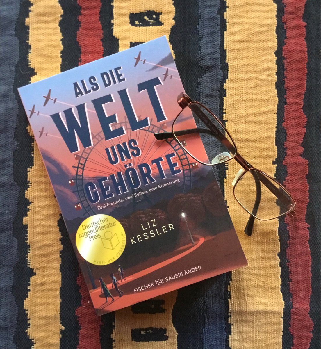 "Mein Vater war acht Jahre alt, als er 1939 mit seinen Eltern Frank und Annie Kessler die von den Nazis besetzte Tschechoslowakei verließ."

Als die Welt uns gehörte - Liz Kessler

<a href="/Buchbeginn/">#Buchbeginn</a> #buchbeginn #LizKessler <a href="/lizkesslerbooks/">Liz Kessler</a> 

2025 - 72