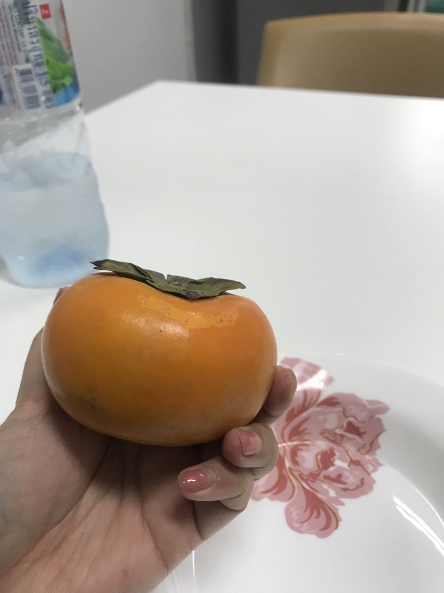 ได้ลูกพลับเกาหลีมาเมื่อวาน สั่งกล่องใหญ่ 40 ลูก ลองแล้วหวานกรอบ อร่อยมาก กะจะสั่งให้ที่บ้านต่ออีก ชอบ

 #แกะกล่องคาร์โก้1004