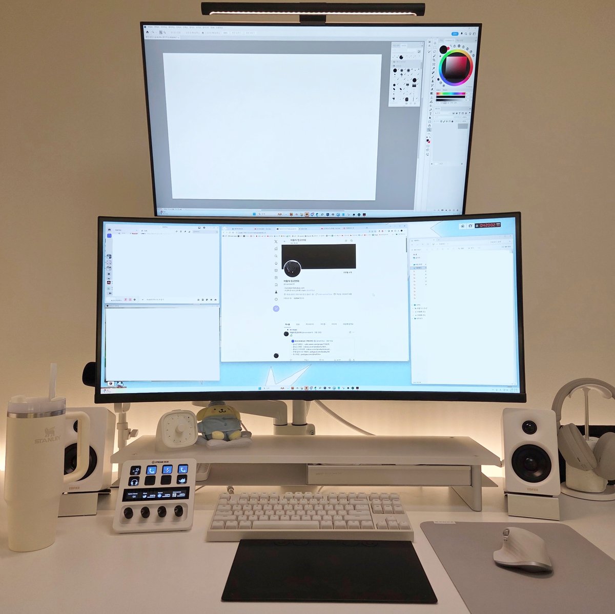 작업 세팅 질문이 있어서 답 드립니다🥹
세로 모니터 암을 쓰고 있고, 위로 쓰는 만큼 의자는 기울기 조절이 되는 걸로 살짝 눕혀서 무중력 셋업으로 사용 중이에요! 위는 그림용, 아래는 자질구레한 사이트나 프로그램 돌릴 때 자주 씁니다👍
