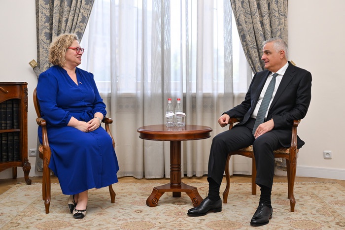 Alexandra Cole tweet media