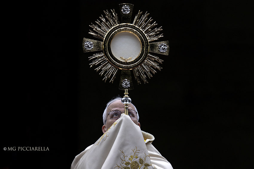 Hoy recordamos a Santa Teresa de Jesús.

«No os pido que penséis en Él, ni que saquéis muchos conceptos, ni que hagáis grandes consideraciones: no os pido sino que le miréis. Pues Él no deja nunca de mirarnos. Mirad que no está aguardando otra cosa, sino que le miremos».