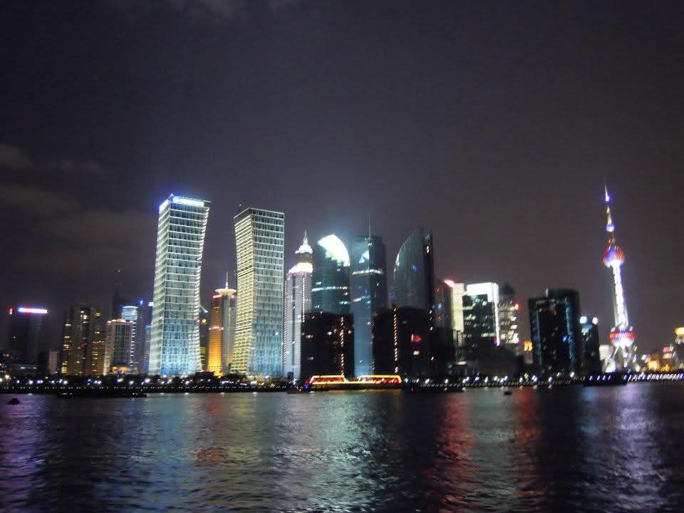 mido_u13's tweet image. 上海④
夕方までみっちり実技講習だったので観光は夕飯兼ねての夜の時間に

黄浦江游覧
外灘と浦東を両方楽しむクルージング
川の右側と左側で全く街の景色が違う

まずは浦東
近代的な雰囲気の街並み
写真の中でも存在感を放っている建物は東方明珠塔
上海といえばの景色なのかなと思う