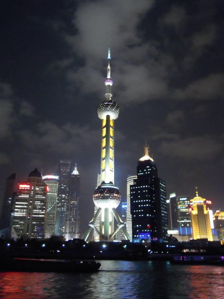 mido_u13's tweet image. 上海④
夕方までみっちり実技講習だったので観光は夕飯兼ねての夜の時間に

黄浦江游覧
外灘と浦東を両方楽しむクルージング
川の右側と左側で全く街の景色が違う

まずは浦東
近代的な雰囲気の街並み
写真の中でも存在感を放っている建物は東方明珠塔
上海といえばの景色なのかなと思う