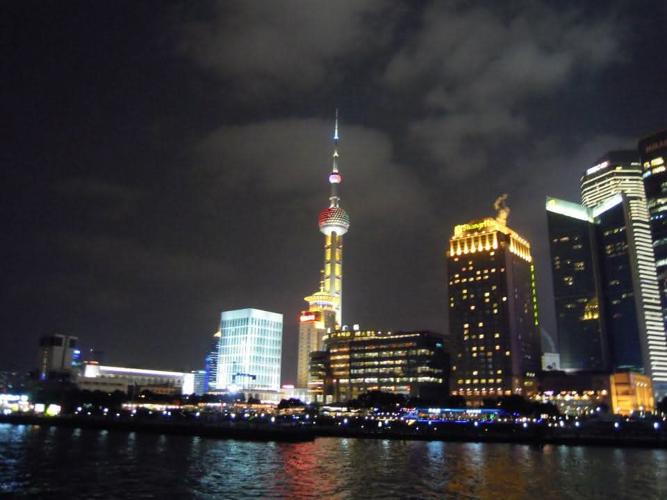 mido_u13's tweet image. 上海④
夕方までみっちり実技講習だったので観光は夕飯兼ねての夜の時間に

黄浦江游覧
外灘と浦東を両方楽しむクルージング
川の右側と左側で全く街の景色が違う

まずは浦東
近代的な雰囲気の街並み
写真の中でも存在感を放っている建物は東方明珠塔
上海といえばの景色なのかなと思う