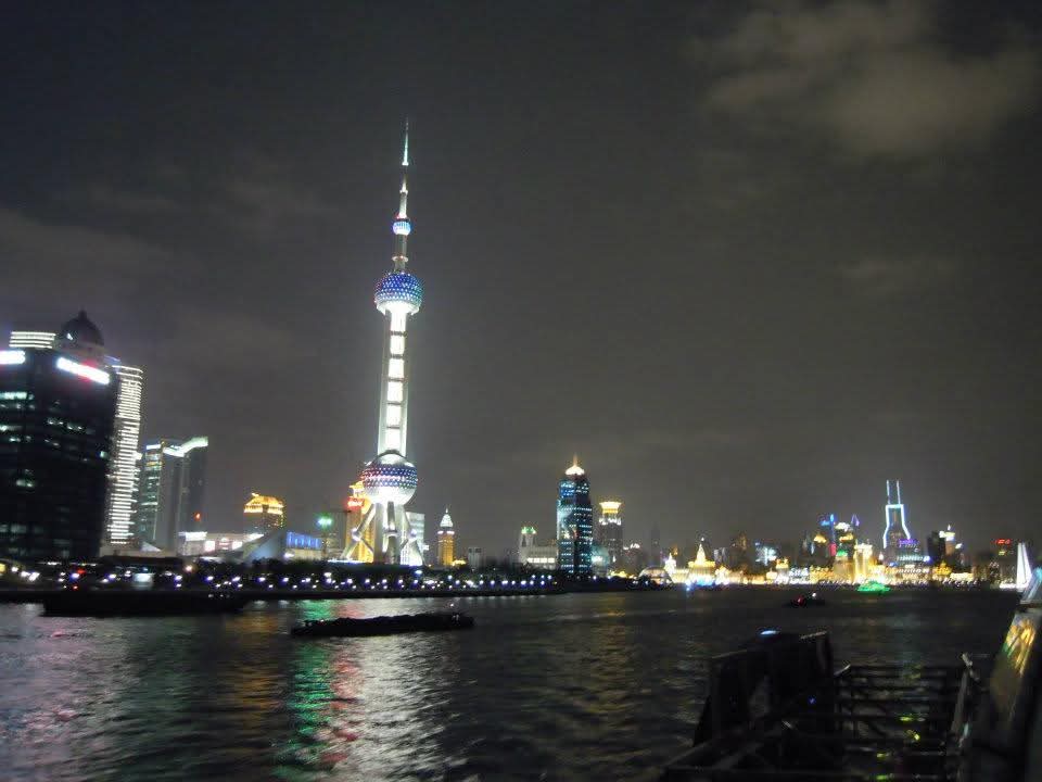 mido_u13's tweet image. 上海④
夕方までみっちり実技講習だったので観光は夕飯兼ねての夜の時間に

黄浦江游覧
外灘と浦東を両方楽しむクルージング
川の右側と左側で全く街の景色が違う

まずは浦東
近代的な雰囲気の街並み
写真の中でも存在感を放っている建物は東方明珠塔
上海といえばの景色なのかなと思う