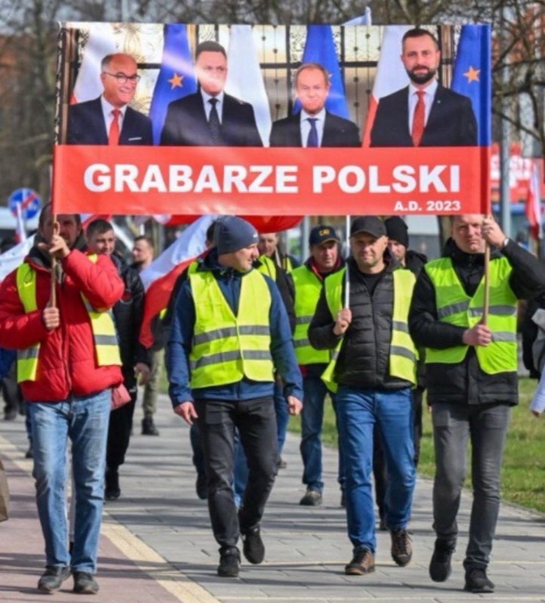 Sytuacja na rynku warzyw jest fatalna! Rząd wciska rolnikom kredyty, a niemiecki dotuje produkcję!

Ceny skupu ziemniaków spadły do poziomu 5 gr za kilogram. To mniej niż koszt foliowego worka, w który te ziemniaki się pakuje.

Polski rząd proponuje kredyty, z kolei niemieccy
