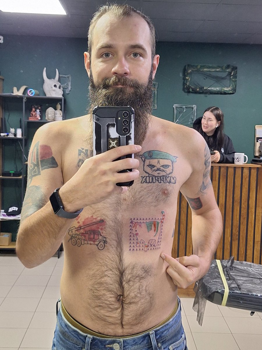 greencatua's tweet photo. Ще один тотемний кіт. Він подивився новини, оре і хоче ригати. 
І взагалі, їбанутих котів набивать не бросім! https://t.co/2RzcDchKoo