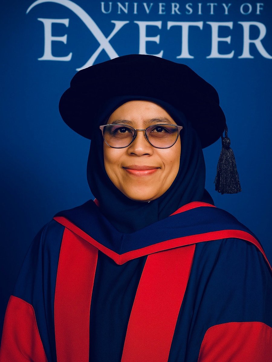 HasnulDjohar's tweet photo. hamdulillah, akhirnya merasakan diphoto di wisuda, setelah penantian yang panjang setelah COVID. Semoga menjadi Doctor yang berkah ilmu dan hidupnya. Bermanfaat bagi orang banyak. Sukses dunia akhirat. Aamiin Ya Rabb #universityofexeter #graduation https://t.co/16LhnnsXdE