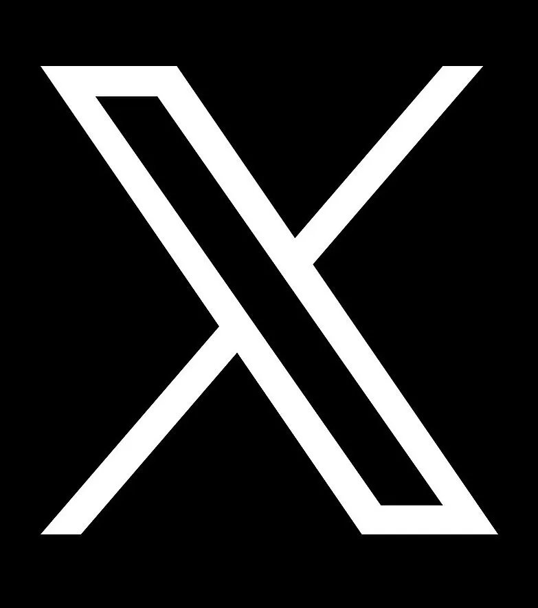 تحديث:

سيتم إضافة خيار (إخفاء الدولة) لكن سيظهر ذلك بشكل واضح مكتوبًا على الملف الشخصي بأن (هذا المستخدم اختار عدم إظهار موقعه الجغرافي).

بمعنى أنه لا يمكنك كتابة مكان غير موقعك (إما أظهار أو إخفاء).

السبب؟
حتى يتمكن المشتركين في المنصة من معرفة مصداقية الحسابات التي تنشر