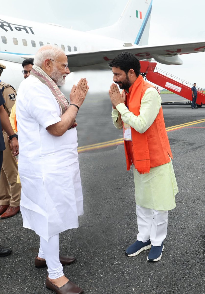 Satyam Thakur (@thakur_satyam1) on Twitter photo भाजपा द्वारा अब तक आशुतोष कुमार जी को किसी भी सीट से प्रत्याशी नहीं बनाए जाने पर भूमिहार समाज और हम समर्थकों में गहरा रोष है अभी भी वक्त है पार्टी के पास सम्मान दे अन्यथा हमारा समाज अब बंधुआ मजदूर बनकर एकपक्षीय नहीं रहेगा
<a href="/BJP4Bihar/">BJP Bihar</a> <a href="/samrat4bjp/">Samrat Choudhary</a> <a href="/DilipJaiswalBJP/">Dr Dilip Jaiswal 🇮🇳</a> <a href="/TawdeVinod/">Vinod Tawde</a> भाजपा द्वारा अब तक आशुतोष कुमार जी को किसी भी सीट से प्रत्याशी नहीं बनाए जाने पर भूमिहार समाज और हम समर्थकों में गहरा रोष है अभी भी वक्त है पार्टी के पास सम्मान दे अन्यथा हमारा समाज अब बंधुआ मजदूर बनकर एकपक्षीय नहीं रहेगा
<a href="/BJP4Bihar/">BJP Bihar</a> <a href="/samrat4bjp/">Samrat Choudhary</a> <a href="/DilipJaiswalBJP/">Dr Dilip Jaiswal 🇮🇳</a> <a href="/TawdeVinod/">Vinod Tawde</a>