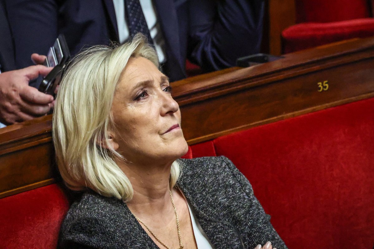 le_Parisien's tweet photo. 🔴 Le Conseil d’État ne sauvera pas Marine Le Pen

La juridiction a rejeté le recours de l’élue RN, condamnée en mars à une peine d’inéligibilité de 5 ans avec exécution immédiate.

Toute candidature à une élection lui est donc pour l'heure impossible ➡️ https://t.co/F6R20TC7xO https://t.co/3GvvpaRgb0