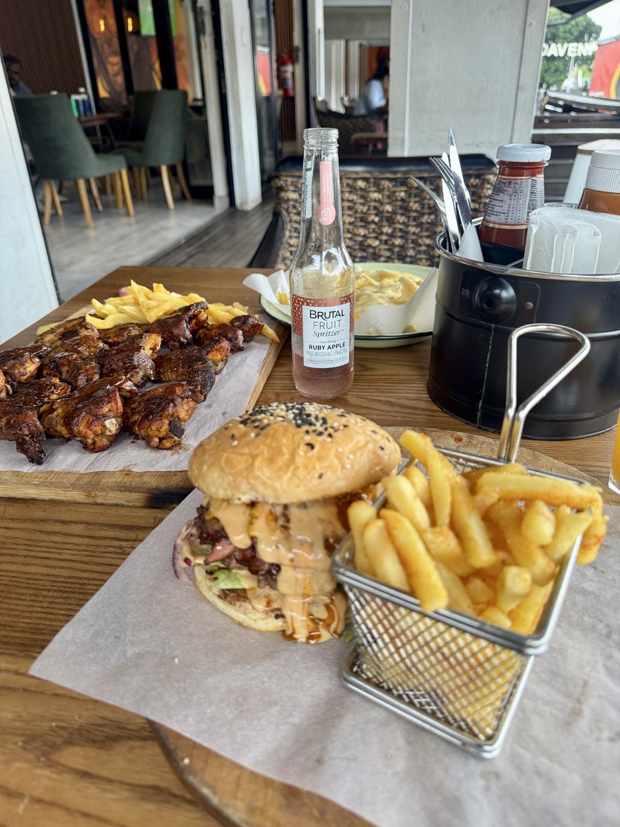 Kokoleo_zn's tweet image. Lunch with my female bestie , once again she’s complaining about her man. Yoh