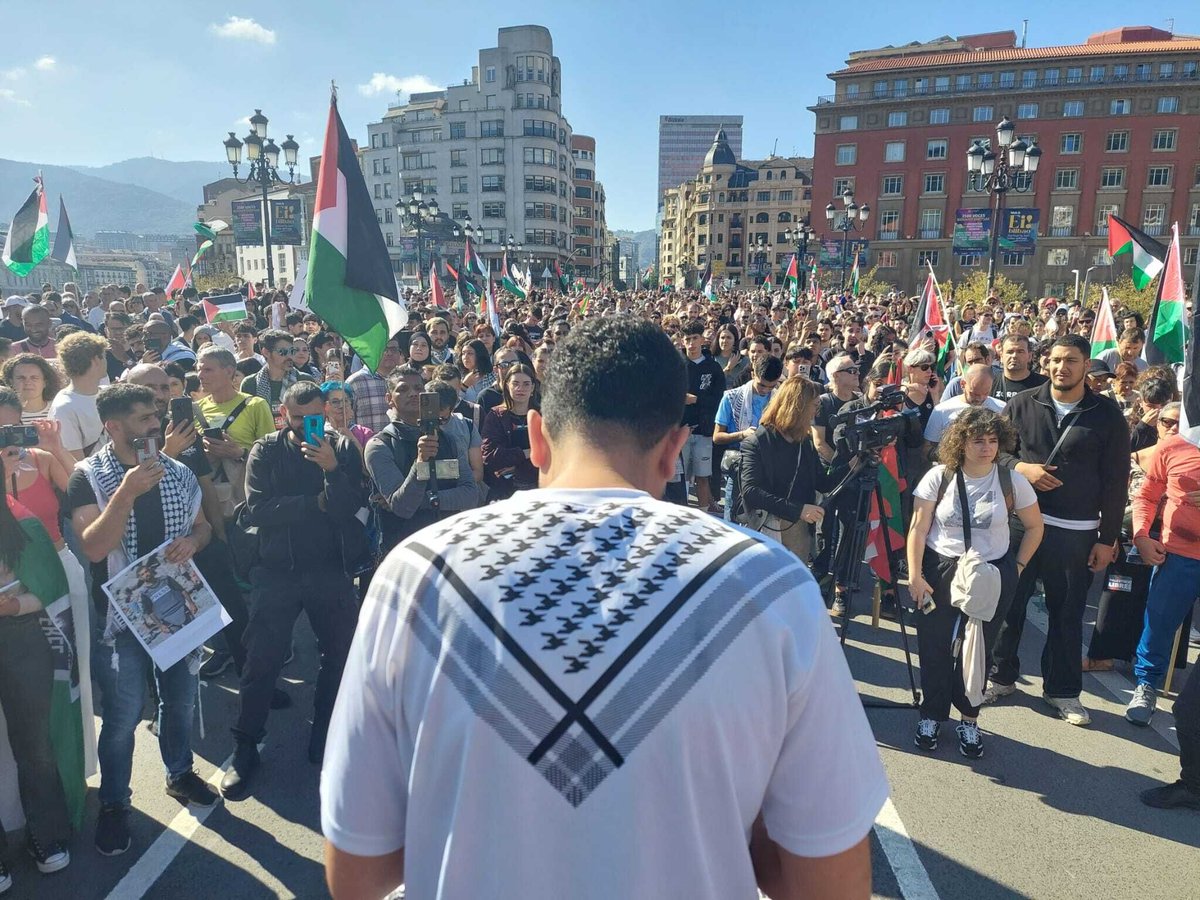 📣 Jarraipen handia eta mobilizazio masiboak

🇵🇸 Euskal Herrian egin den mobilizazio sozial handiena da, eguerdiko manifestazioetan 110.000 pertsona baino gehiago parte hartu dute 

#U15LangileokPalestinarekin
#15OWorkersForPalestine 

🔗 labur.eus/m6iyba2a