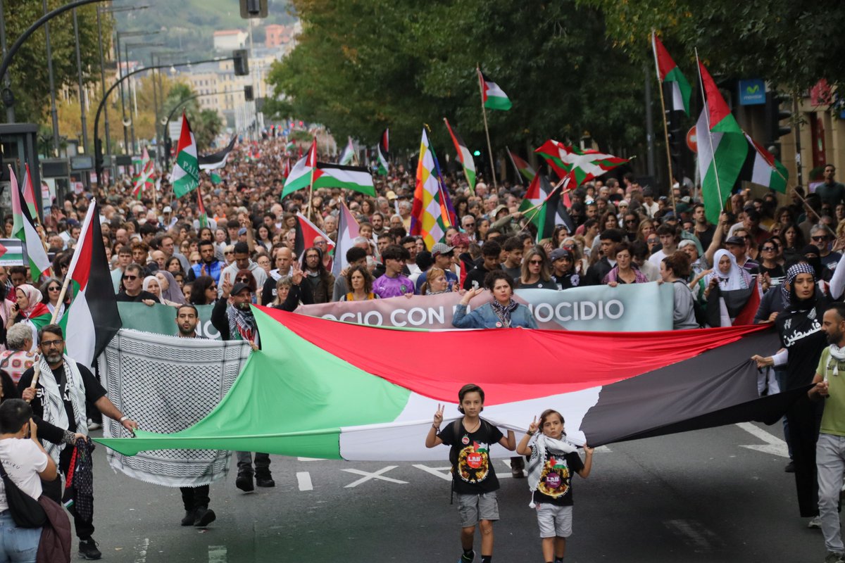 LABsindikatua's tweet photo. 📣 Jarraipen handia eta mobilizazio masiboak

🇵🇸 Euskal Herrian egin den mobilizazio sozial handiena da, eguerdiko manifestazioetan 110.000 pertsona baino gehiago parte hartu dute 

#U15LangileokPalestinarekin
#15OWorkersForPalestine 

🔗 https://t.co/V484bJXYNl https://t.co/WmZipHDW4N