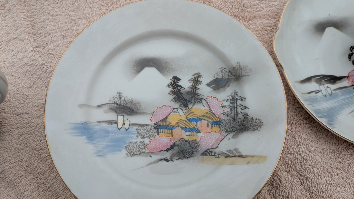 GregMerseyexile's tweet photo. I've got a Japanese tea service, purchased by my Dad in Japan, when he sailed on the Cunard liner Caronia in the mid 1950s.
I'm trying to identify the pattern.
Any help or info would be very welcome.
#japan #crockery #teaservice #vintage https://t.co/3VGTozcb6R