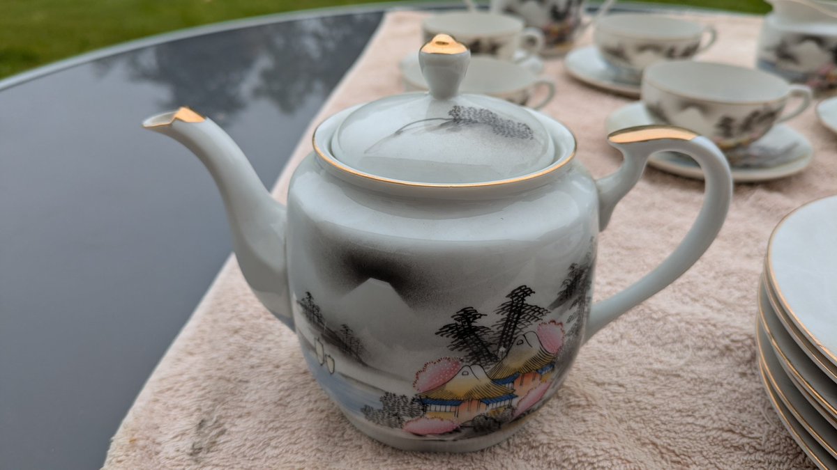GregMerseyexile's tweet photo. I've got a Japanese tea service, purchased by my Dad in Japan, when he sailed on the Cunard liner Caronia in the mid 1950s.
I'm trying to identify the pattern.
Any help or info would be very welcome.
#japan #crockery #teaservice #vintage https://t.co/3VGTozcb6R