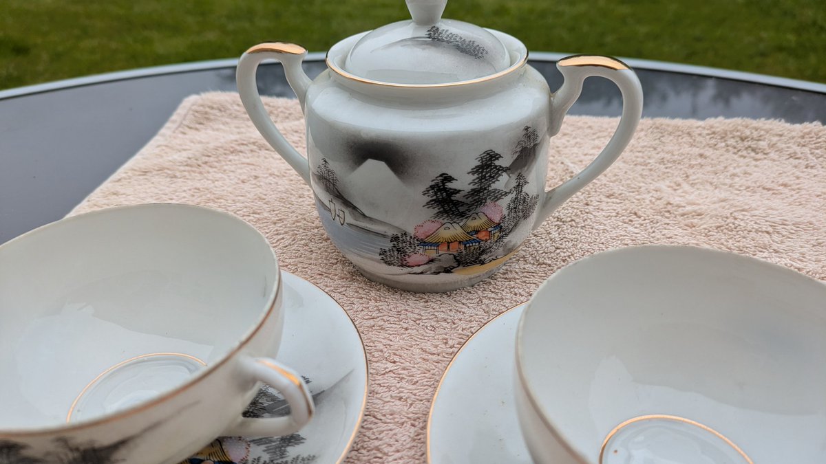 GregMerseyexile's tweet photo. I've got a Japanese tea service, purchased by my Dad in Japan, when he sailed on the Cunard liner Caronia in the mid 1950s.
I'm trying to identify the pattern.
Any help or info would be very welcome.
#japan #crockery #teaservice #vintage https://t.co/3VGTozcb6R