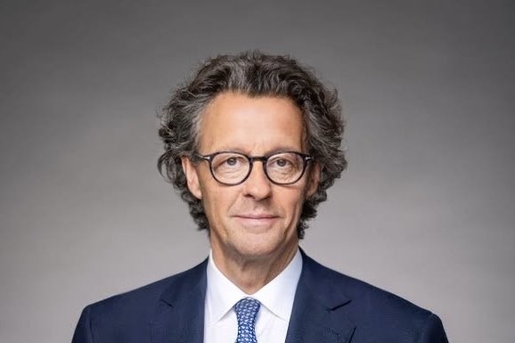 Ich habe nichts dagegen, dass Friedrich 4000€ im Monat für seinen Friseur ausgibt, ich finde nur dass ich als steuerzahlender Staatsbürger ein Recht darauf habe, dass mein Kanzler dann wenigstens so aussieht