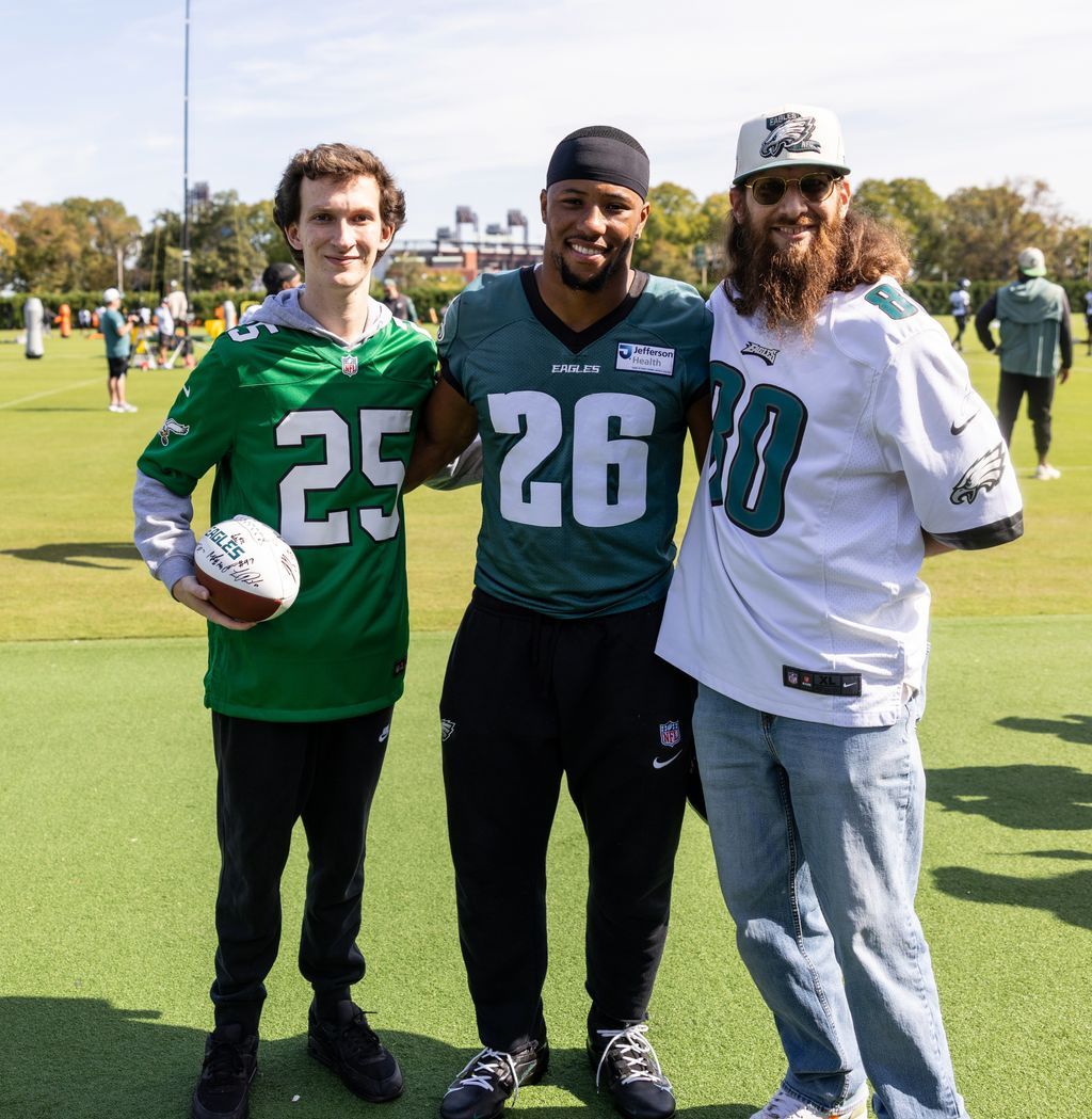 wishnj's tweet photo. 💫 Wish Wednesday 💫
A huge sports fan, NJ Wish Kid Chris knew he wanted to meet the @eagles🦅 🏈 Chris spent the weekend in Philly signing a player contract, meeting his favorite players, shopping and watching game! Thank you @fanatics &amp; @makeawishPHL for helping grant his wish! https://t.co/rPXY54Krjp
