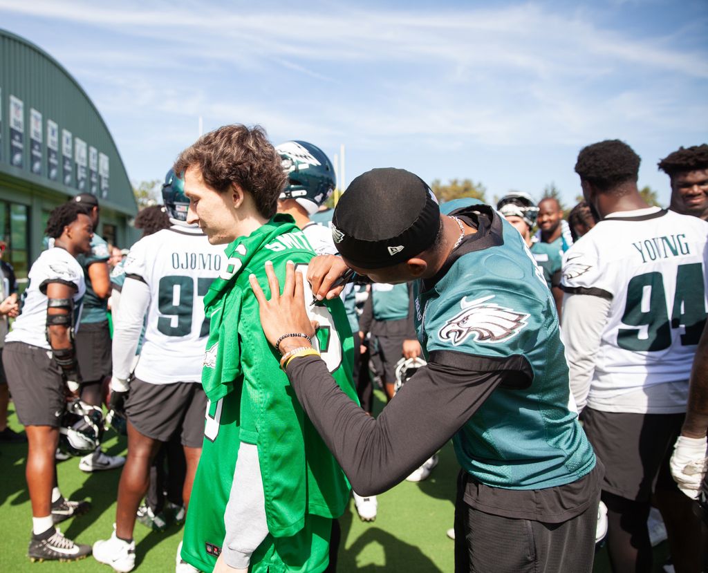 wishnj's tweet photo. 💫 Wish Wednesday 💫
A huge sports fan, NJ Wish Kid Chris knew he wanted to meet the @eagles🦅 🏈 Chris spent the weekend in Philly signing a player contract, meeting his favorite players, shopping and watching game! Thank you @fanatics &amp; @makeawishPHL for helping grant his wish! https://t.co/rPXY54Krjp