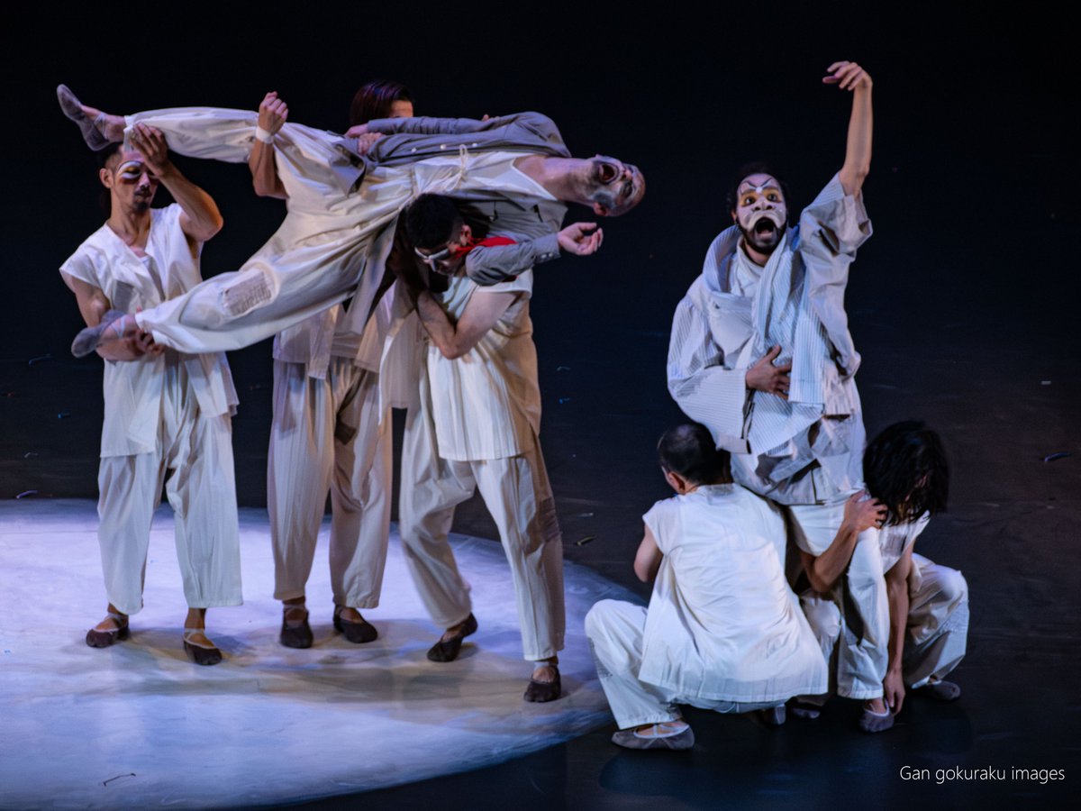 bable_musical's tweet photo. 舞台「HINOTORI」@中野ZERO大ホール（小池博史ブリッジプロジェクト）大千穐楽を終えました🐦‍🔥

新感覚が開いた舞台。
これからも希望を求めて。

#火の鳥プロジェクト
#国際クリエイション https://t.co/lKXgDWDVNX