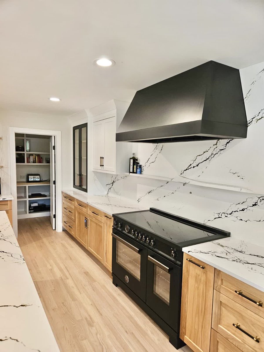packardcabinet's tweet image. o excited to see the countertops go in — this project is nearly complete! ✨
Loving the modern mix of trending black doors, white cabinets, and warm white oak accents — a ...
#LuxuryKitchens #CustomCabinetry #HighEndDesign #WhiteOakInteriors #ModernKitchenDesign #LuxuryHomeDesign