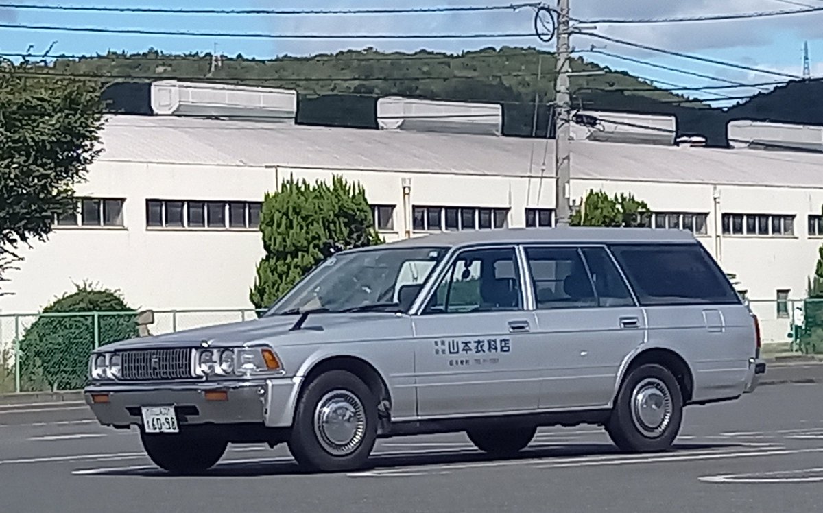 hajimecrosscub's tweet photo. 本年も。
年に一度の秘蔵っ子登場!!
車検入庫直前に左前輪の「ジンギスカン」ホイールキャップが行方不明に…
幸い安価に出回っているみたいなんで、入手して取り付けときましょう♪
( ・∀・)ノ
#クラウンバン
#クラウンワゴン
#クラウン
#旧車
#LS136V
#昭和
#バブル
#商用車
#ライトバン https://t.co/TiTITJ7fjF