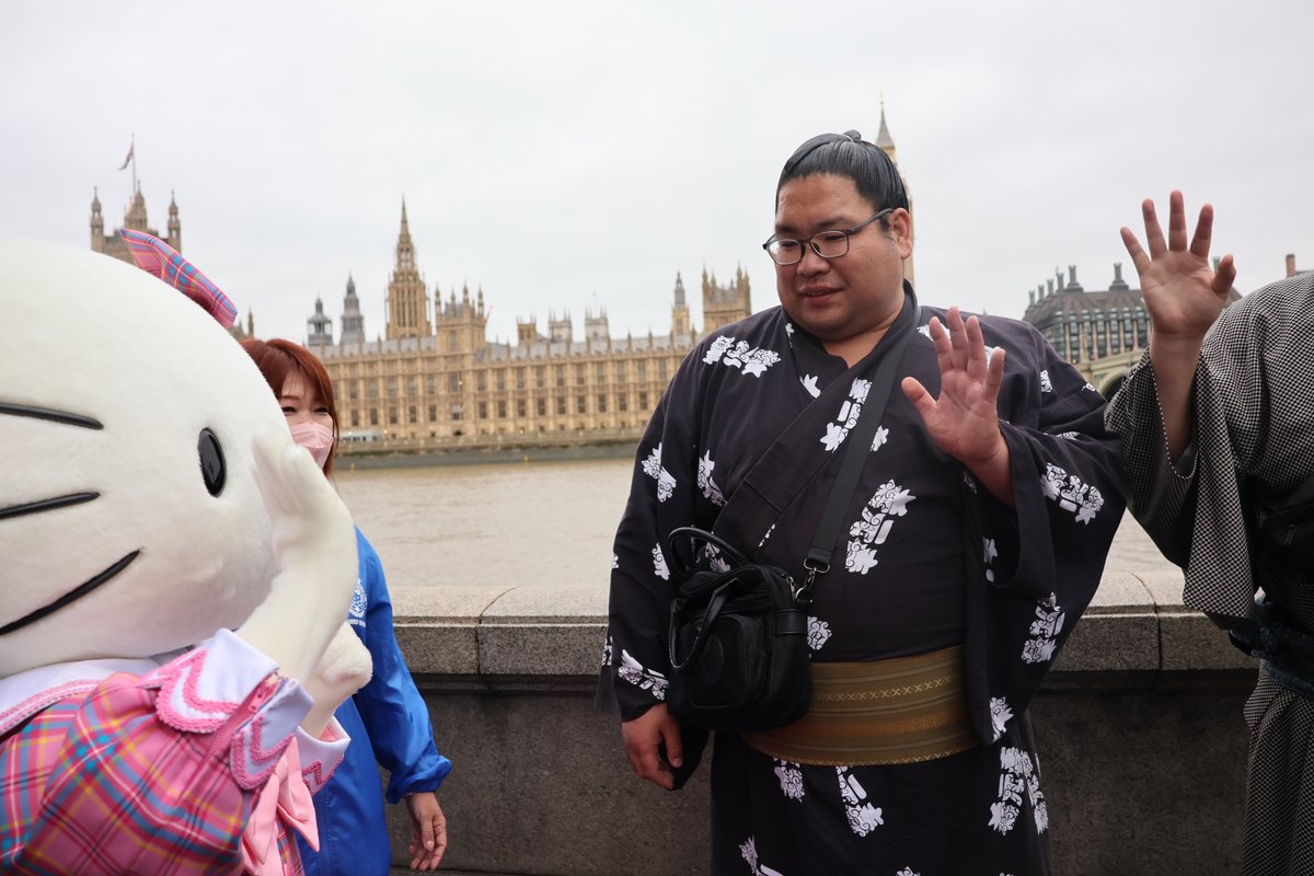 テムズ川沿いで「ハローキティ」と遭遇した両横綱と錦木。豊昇龍は「ハローキティ」に興味津々です。

#sumo #相撲 #大相撲 #ロンドン公演 #London #RoyalAlbertHal #スポーツ報知 #ハローキティ ＃錦木