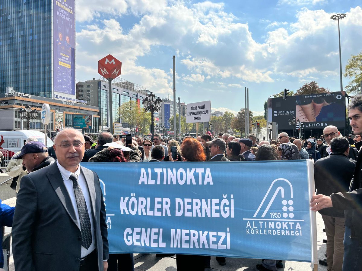 15 Ekim Dünya Beyaz Baston Körler Güvenlik Gününde Kızılay’da gerçekleştirilen basın açıklamasına ve kamuoyunda farkındalık oluşturmak için yapılan yürüyüşe kalabalık üye kitlemizle katıldık.