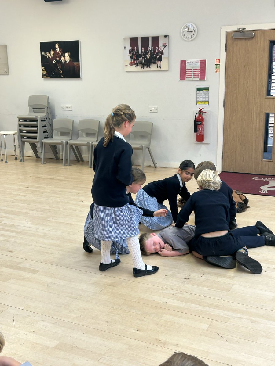 Carolin90534336's tweet photo. .@winterfoldhs @DiscoverhistPH 

Year 3 have been experiencing a Stone Age Hunt. https://t.co/mIRh7Uq1De