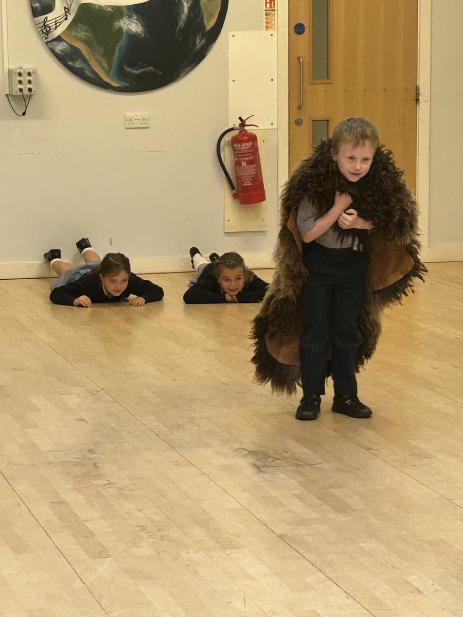 Carolin90534336's tweet photo. .@winterfoldhs @DiscoverhistPH 

Year 3 have been experiencing a Stone Age Hunt. https://t.co/mIRh7Uq1De