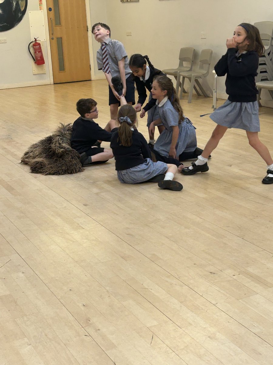 Carolin90534336's tweet photo. .@winterfoldhs @DiscoverhistPH 

Year 3 have been experiencing a Stone Age Hunt. https://t.co/mIRh7Uq1De