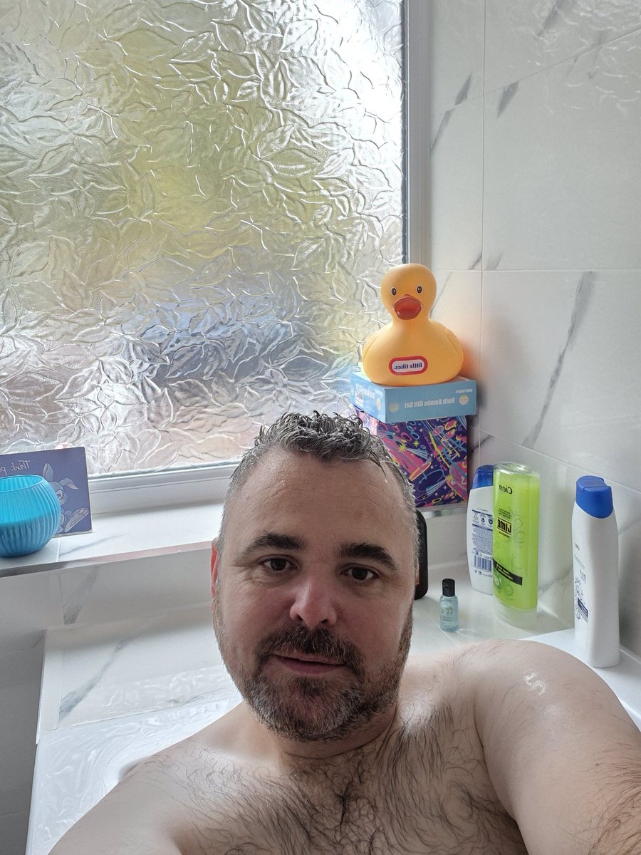 LFCBezo82's tweet photo. Bath time before hitting the bars of Leeds 🍸 https://t.co/D2JrdMvAHc