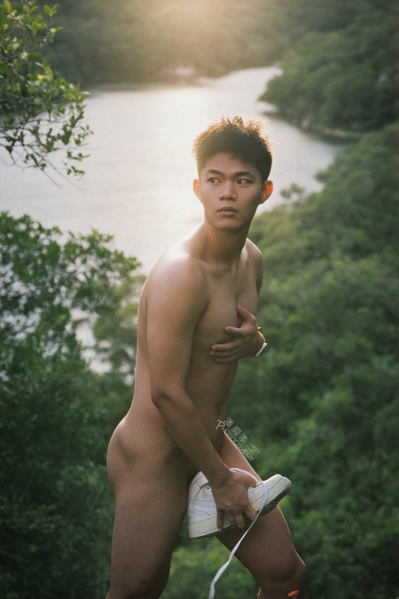 山顶见
📸：<a href="/Unclepan01/">潘蜀黍</a> 
💁🏻‍♂️：<a href="/Light990120/">Light</a> 

#户外暴露 #私房写真 #福建约拍 #1S #SM #男男 #招募私房写真 #男体写真 #男体摄影 #废土猎人 #钻石男高 #潘蜀黍 #泉州 #户外漏出 #情侣写真