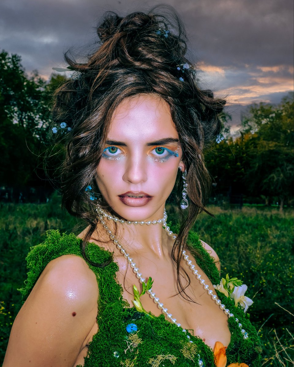 lispbiftatits's tweet image. I met a lady in the meads
  Full beautiful, a faery&apos;s child; 
Her hair was long, her foot was light,
  And her eyes were wild.