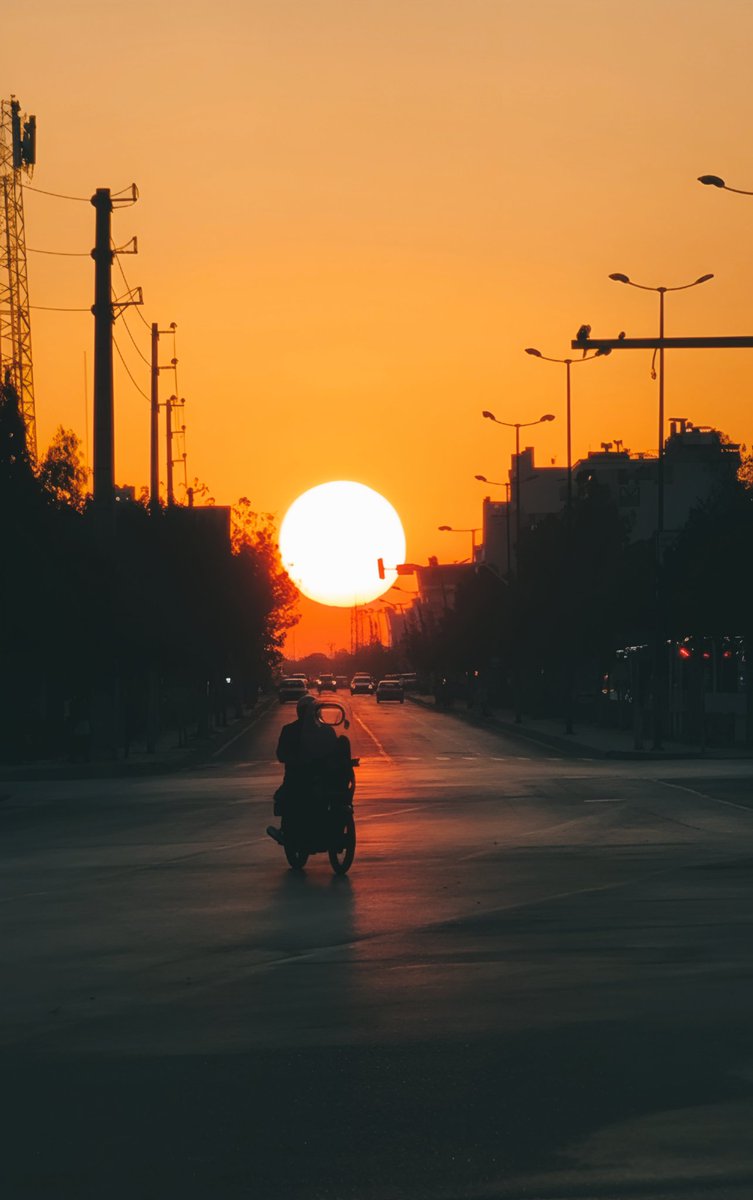 hopefuinsm's tweet photo. در پدیده‌ای نادر پشت چراغ قرمز مترو دادمان سرمو آوردم بالا و جیغ زدم!
خورشید داشت می‌افتاد رو زمین از بزرگی رسما!
این قشنگ‌ترین غروبی بود که تا حالا دیدم.

+ بیاین غروب‌های قشنگتون رو منشن کنین. https://t.co/TsA9lbPsKX