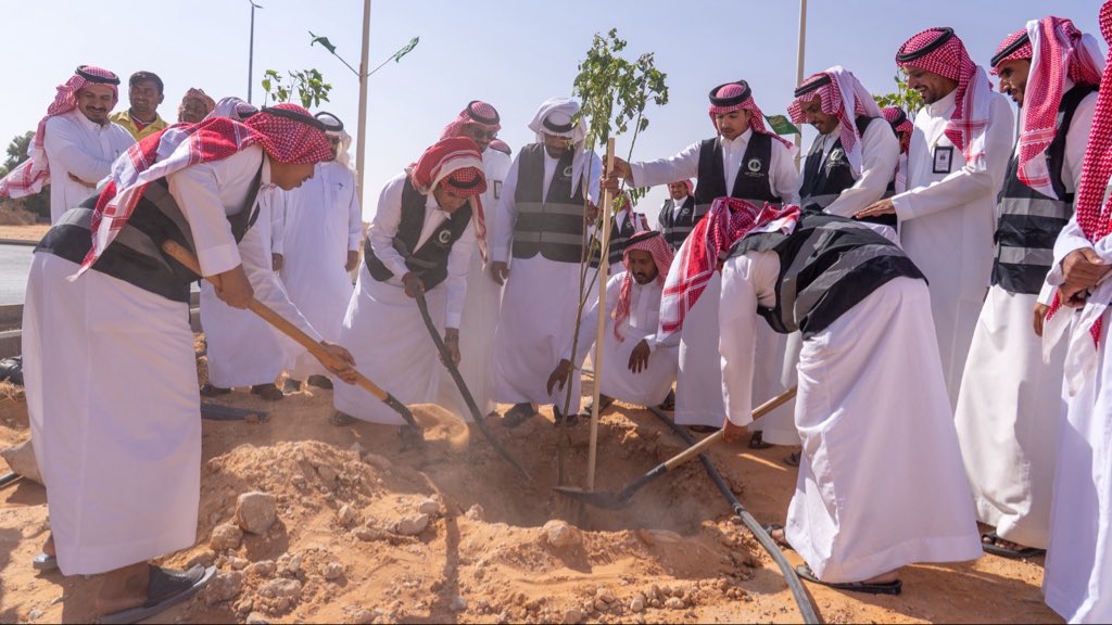 ضمن أعمال مبادرة #الجوف_واحة_خضراء في موسمها الثالث عشر،
شارك طلاب ثانوية عُدى بن حاتم الطائي بمركز عذفاء في غرس 3,350 شجرة
وذلك دعمًا لأهداف #بلدية_محافظة_صوير الهادفة إلى زراعة 10,000 شجرة خلال هذا الموسم،
تعزيزًا للوعي البيئي والمساهمة في زيادة الرقعة الخضراء بالمحافظة