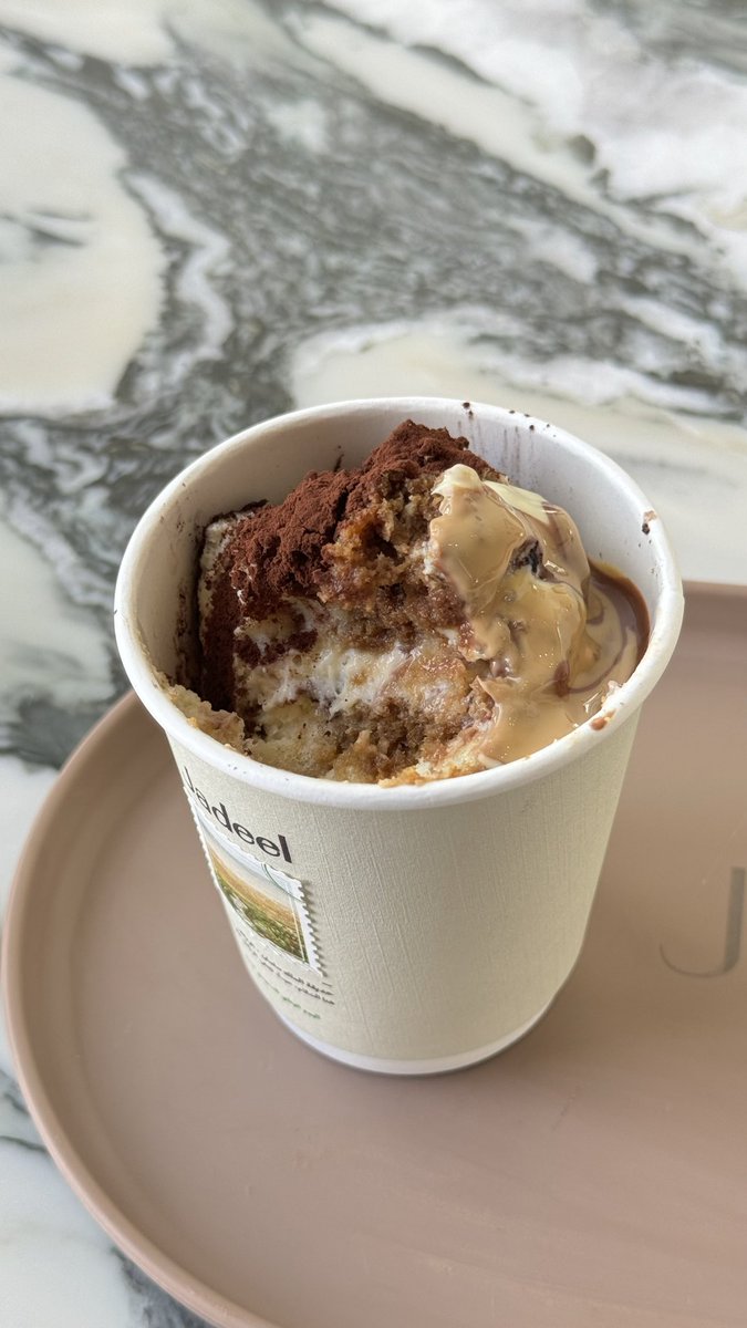 قهوة جديل نزلو حلا جديدد تراميسو مع صوصات وكذا شي واوووو انا احب جديد الصدق مره🔥🤩 اسم الحلا تراميسو كرانشي 27﷼ 
تجربة شخصية