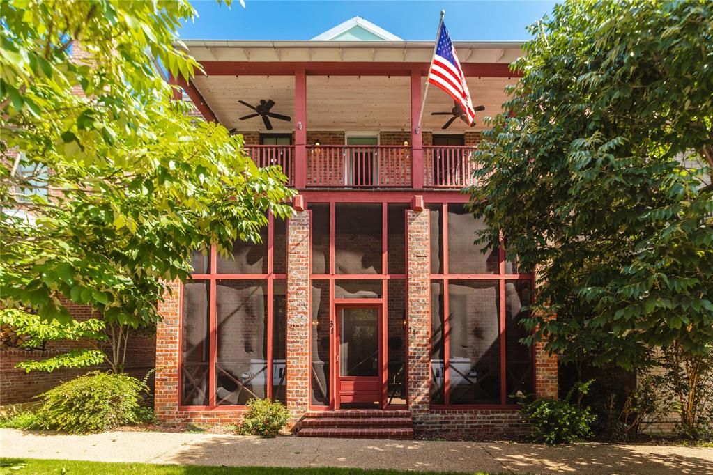 WyattPoindexter's tweet image. Charming 3-bed in Carlton Landing: Private saltwater pool, balcony, generator, golf cart—furnished and steps from amenities like shops and Bocce!
Listed by Katie Chapman – The Agency Oklahoma
31Park.com
#CarltonLanding #PrivatePool #TheAgencyOK #31ParkST
