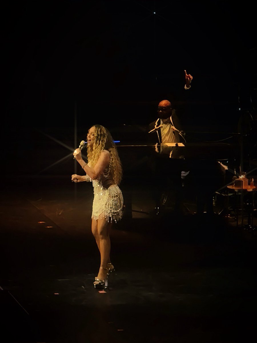jegdelrey's tweet photo. Confetti &amp; Champagne Moments 🦋✨ #TheCelebrationOfMimi #MariahCareyInManila #MariahCarey @MariahCarey https://t.co/PMoDZYO8vP