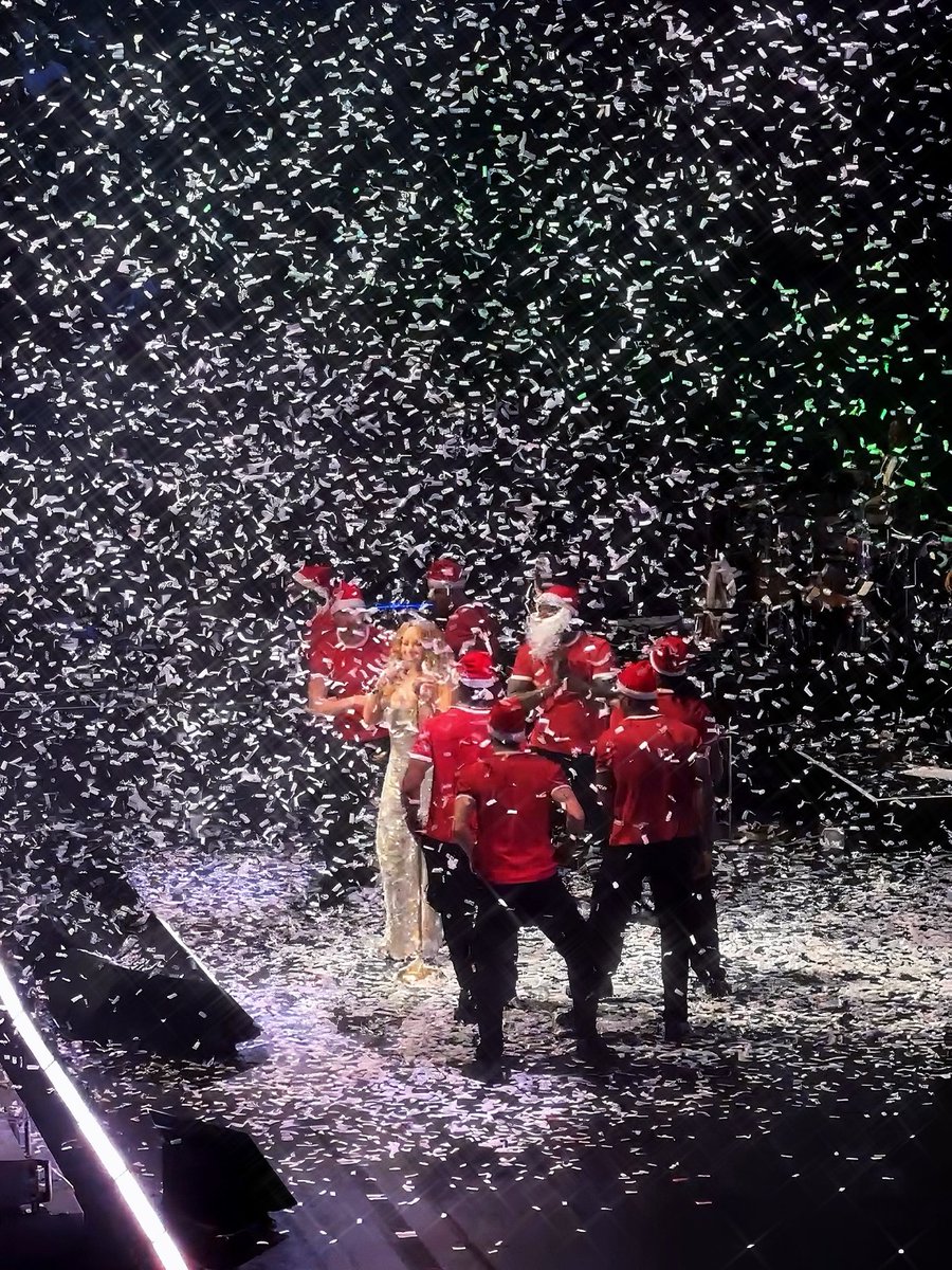 jegdelrey's tweet photo. Confetti &amp; Champagne Moments 🦋✨ #TheCelebrationOfMimi #MariahCareyInManila #MariahCarey @MariahCarey https://t.co/PMoDZYO8vP