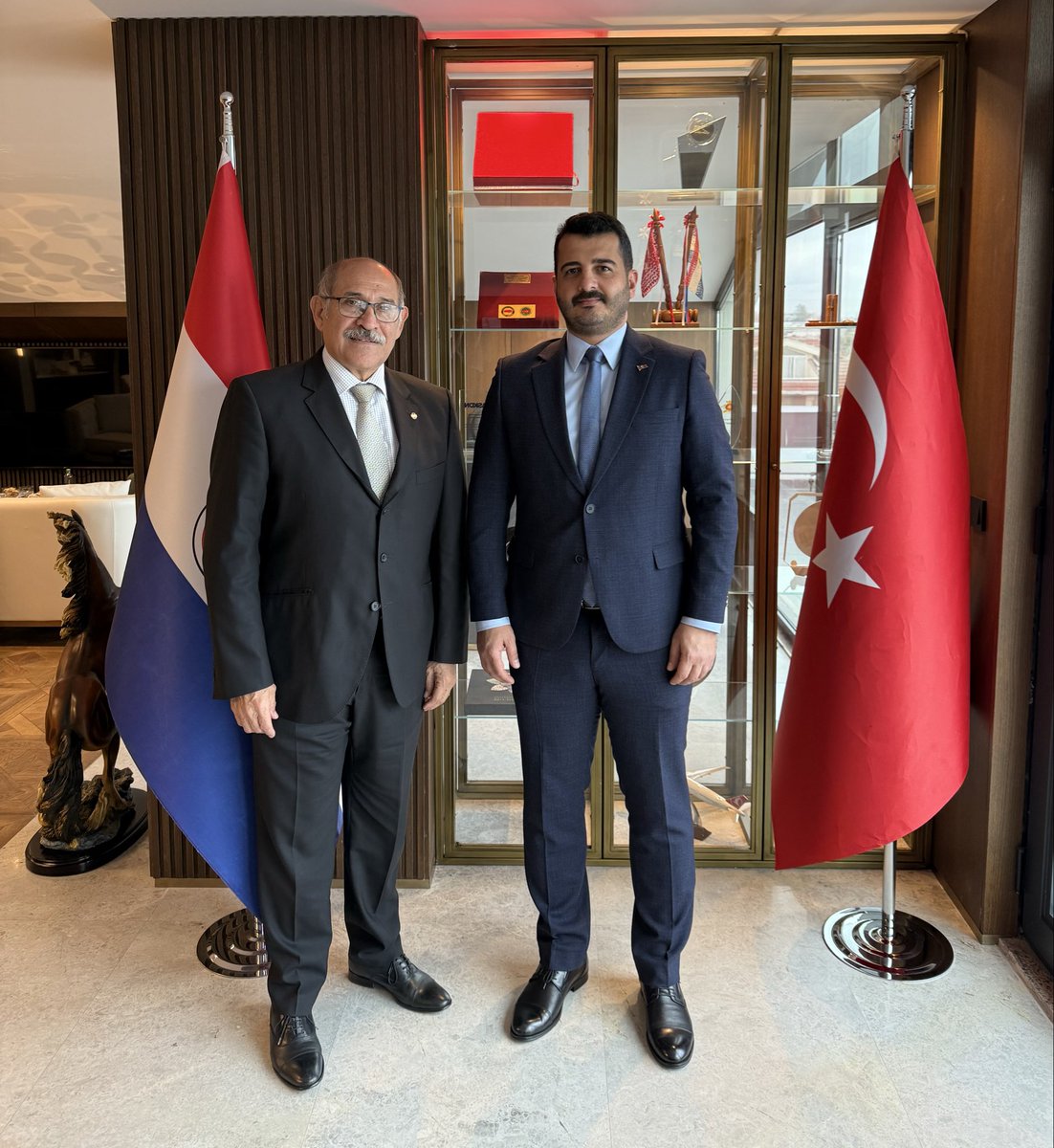Paraguay Büyükelçisi Guillermo Sosa Flores’i konsolosluğumuzda ağırladık. Türkiye-Paraguay siyasi , ticari ve kültürel ilişkileri üzerine yol haritası belirledik. Nazik ziyaretlerinden ötürü Büyükelçimize teşekkür ederiz. 
🇵🇾 Recibimos al Embajador de Paraguay, Guillermo Sosa