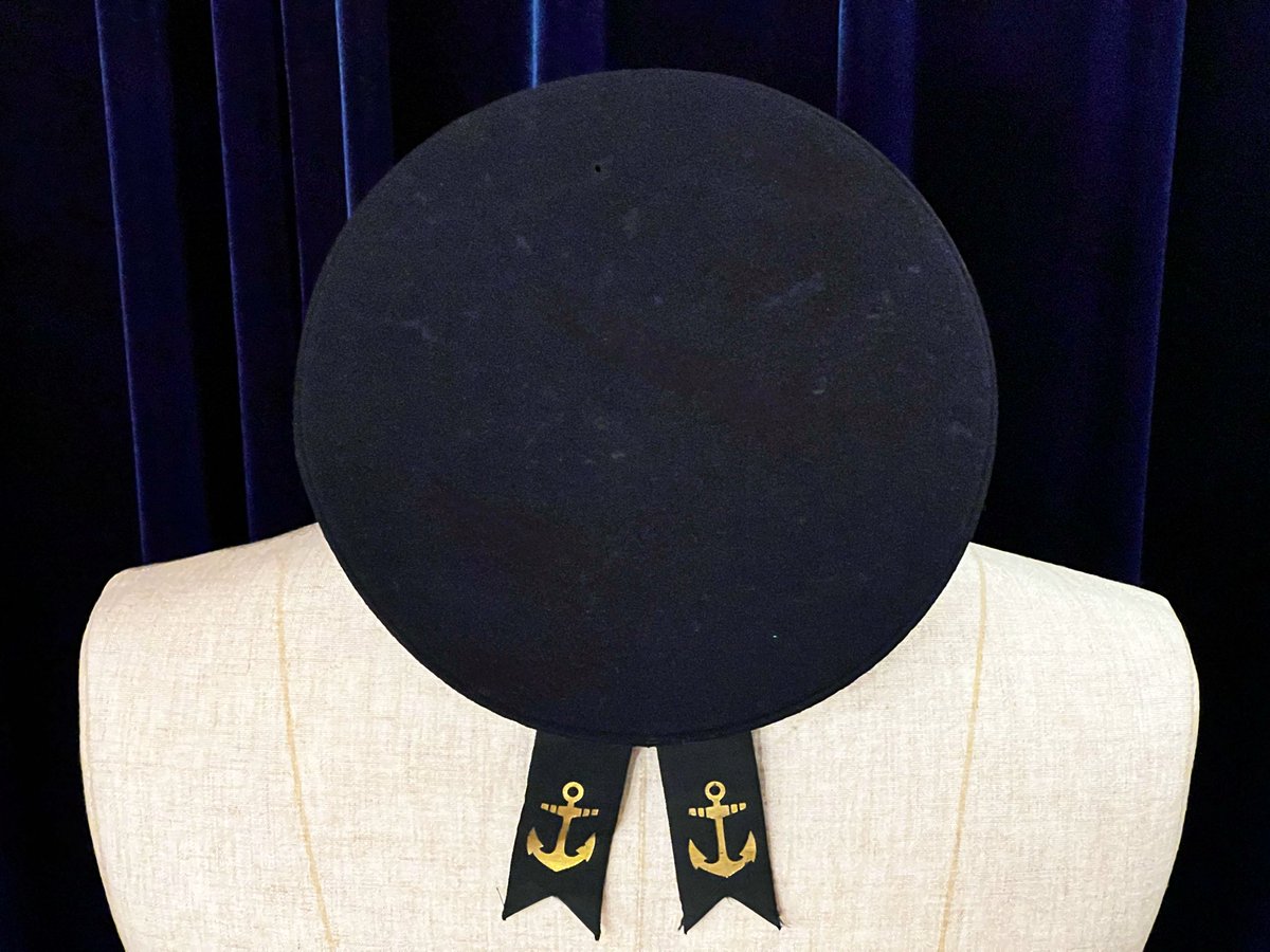 日本海軍の兵用軍帽(いわゆる水兵帽)。
軍帽前章(ペンネント)の文字の中心が前の縫い目に合うように、昭和期の短くなったものは、帽子の縁と錨の上の環の端が揃うように取り付けます。クラウンには芯が入っており、崩れていないものは上から見ると正円です。