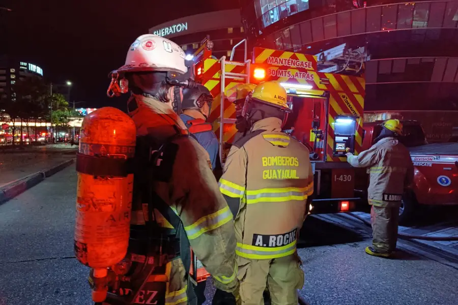 Un carro explotó en un transitado sector del norte de Guayaquil. Según los bomberos, hubo un muerto y dos heridos. La Policía todavía investiga quiénes están detrás de este atentado. 

Lee respuestas rápidas de lo que pasó.

gk.city/2025/10/14/res…